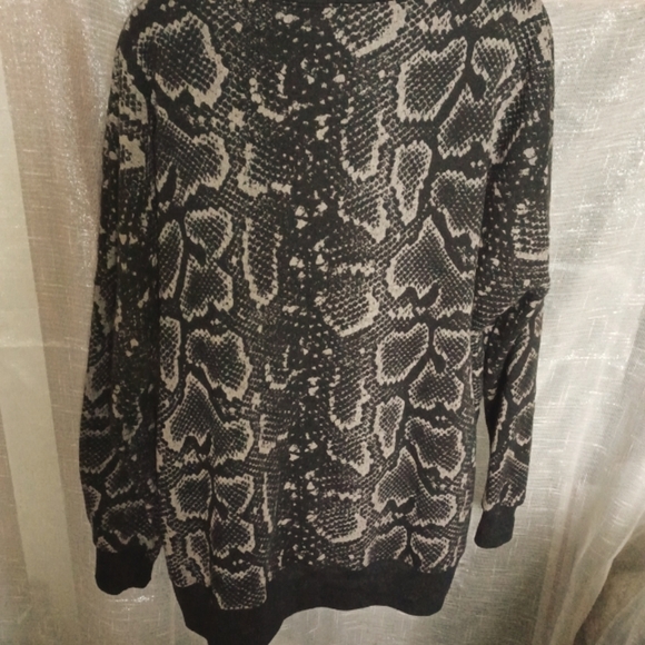 Ocean drive Oversized snake skin pattern sweatshirt, black & brown,  M, cozy - Picture 4 of 8